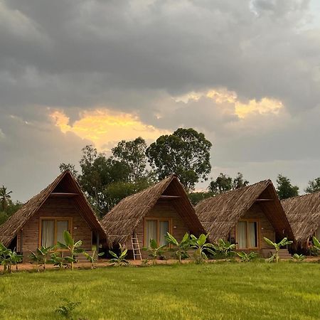 Tropical Hampi Hotel Bagian luar foto