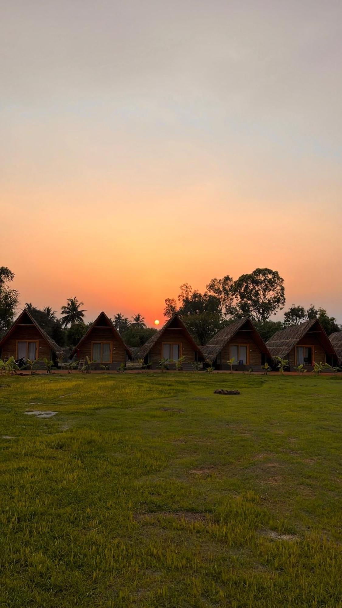 Tropical Hampi Hotel Bagian luar foto